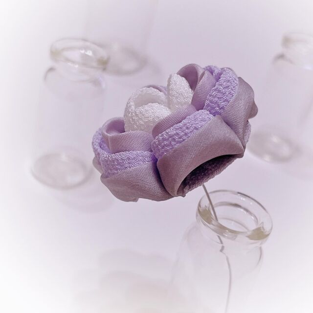 .
違う種類の生地を重ねて

#つまみ細工髪飾り #成人式ヘア #ピアス #イヤリング #アクセサリー #ノンホール #和装髪飾り #つまみ細工 #和雑貨 #和小物 #和小物好き #七五三 #成人式 #髪飾り #趣味 #趣味の時間 #仕事終わりに #すきなこと #休日の過ごし方 #週末の過ごし方 #自由時間 #自分時間 #purple