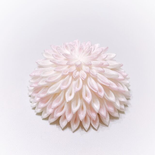 .
ピンクのぼかし染めと白の剣つまみで
直径6.5cmの半クスです

ふんわりしたお花に
癒されて
暑さをしのいでます☀️

#つまみ細工髪飾り #浴衣ヘア #成人式ヘア #ピアス #イヤリング #アクセサリー #ノンホールピアス #和装髪飾り #つまみ細工 #和雑貨 #和小物 #和小物好き #七五三髪飾り #成人式前撮り #成人式髪飾り #趣味 #趣味の時間 #仕事終わりに #すきなこと #休日の過ごし方 #週末の過ごし方 #自由時間 #自分時間 #振袖 #京都スィーツ #スィーツ大好き #pink  #white